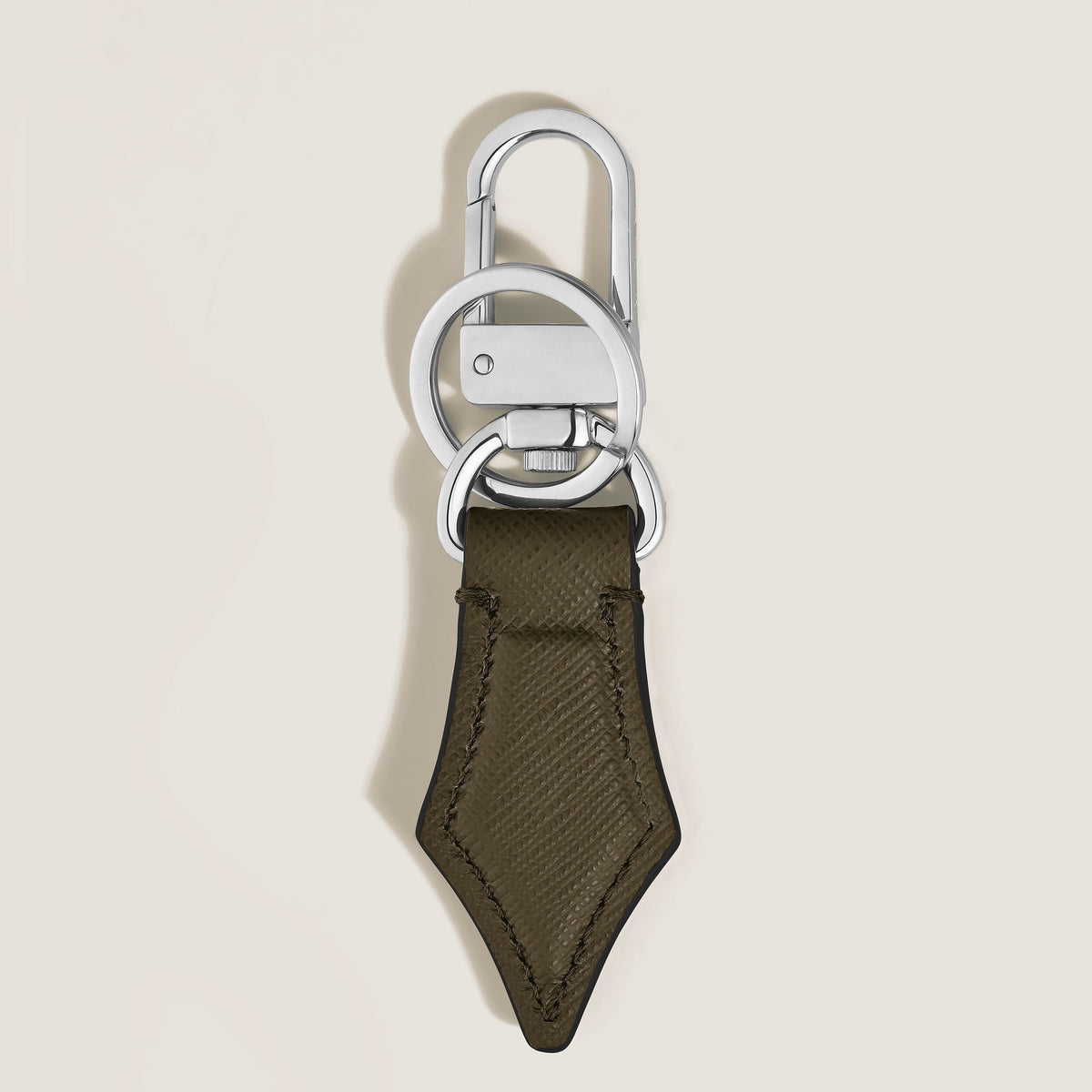 Montblanc Schlüsselanhänger mit Federdetail aus Sartorial Leder – Khaki – Ansicht 2