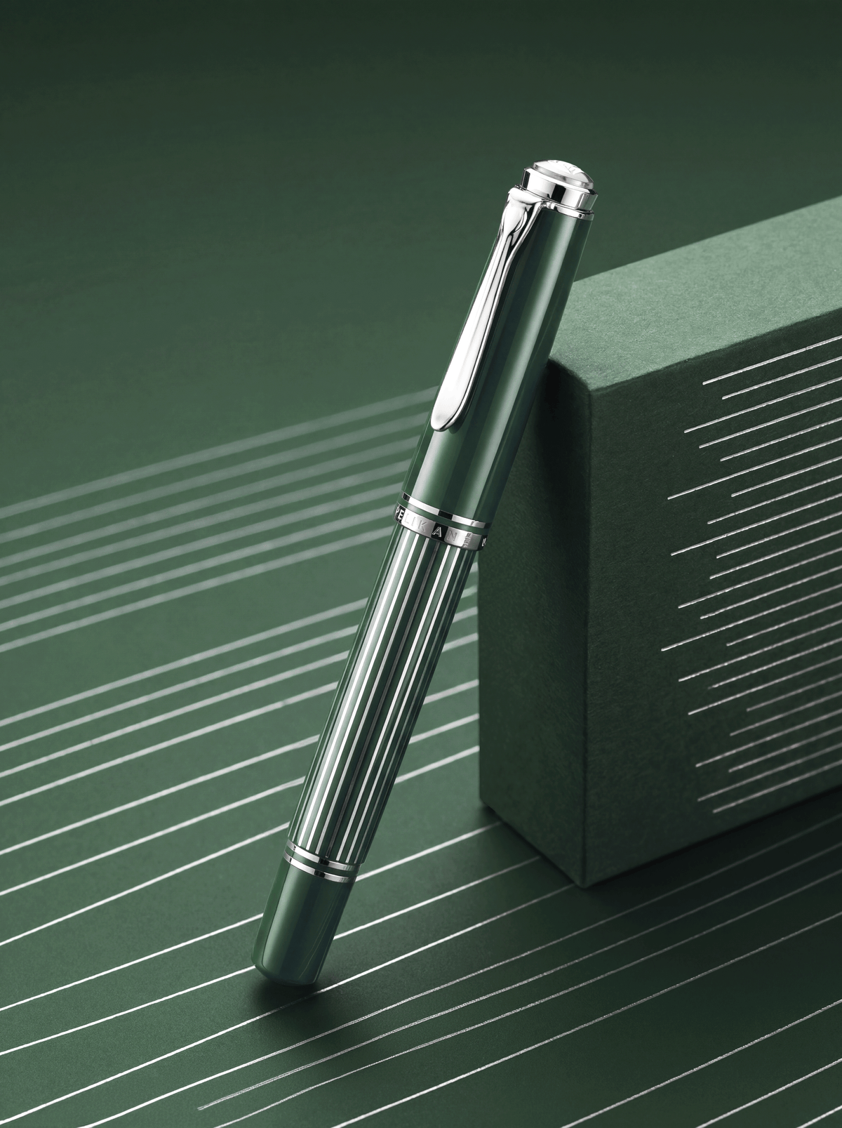 Pelikan, Souverän® M815 Metal Striped Green Special Edition