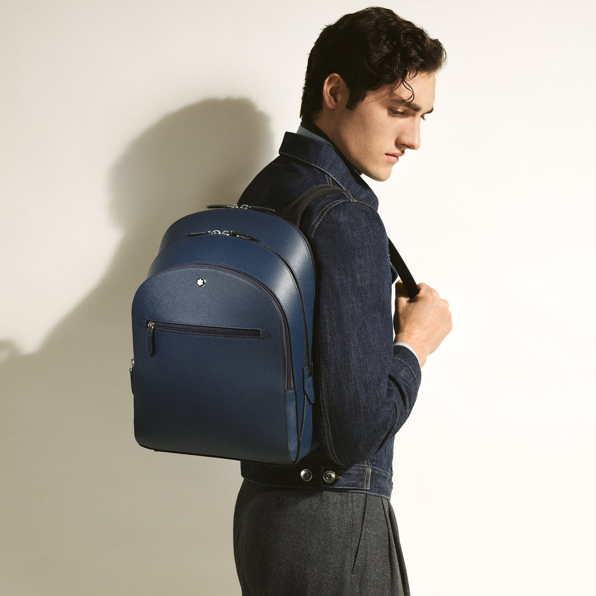 Montblanc Mittelgroßer Rucksack mit 3 Fächern aus Sartorial Leder – Tintenblau – Ansicht 2