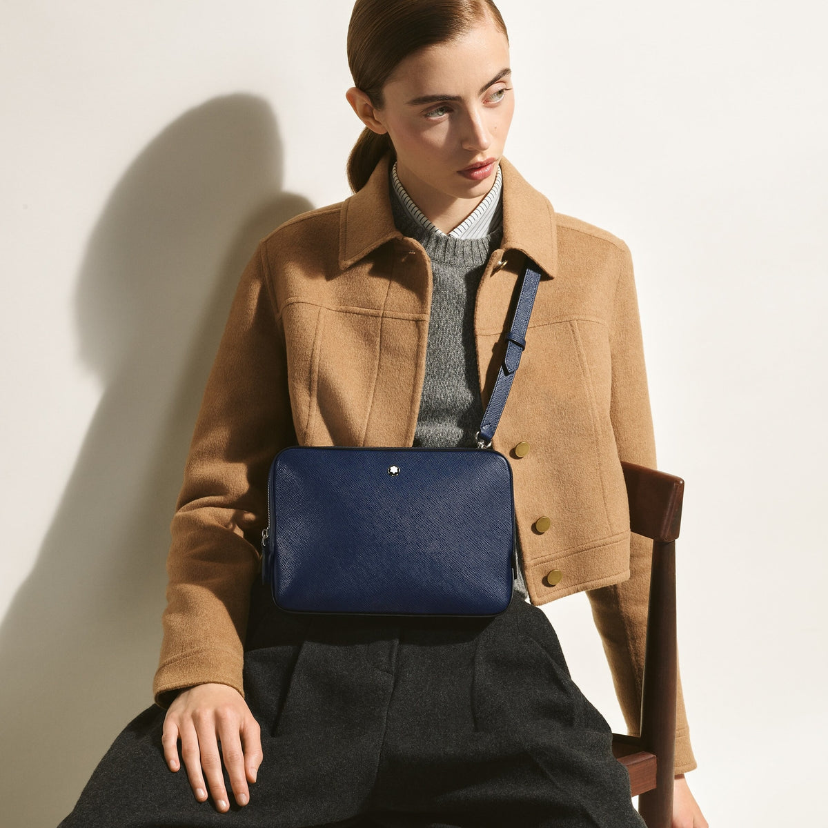 Montblanc Kleine Umhängetasche aus Sartorial Leder – Tintenblau – Ansicht 2