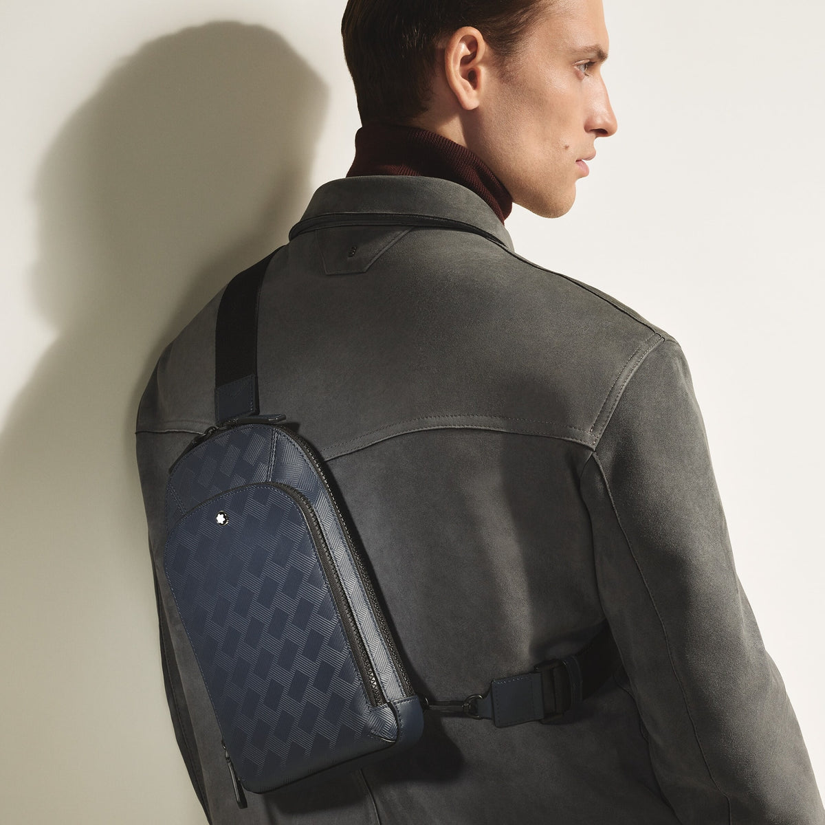 Montblanc Mittelgroße Umhängetasche aus Extreme Leder – Tintenblau – Ansicht 2