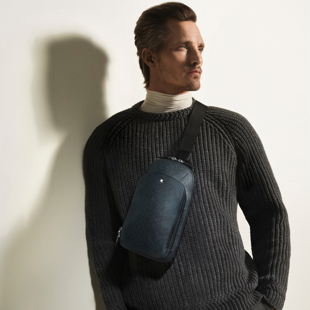Montblanc Mittelgroße Umhängetasche aus Sartorial Leder – Twilight Blue – Ansicht 2