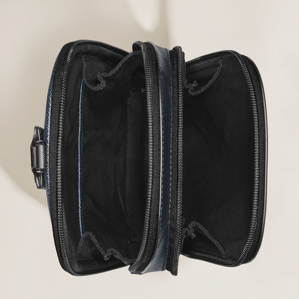 Montblanc Mittelgroße Umhängetasche aus Sartorial Leder – Twilight Blue – Ansicht 7