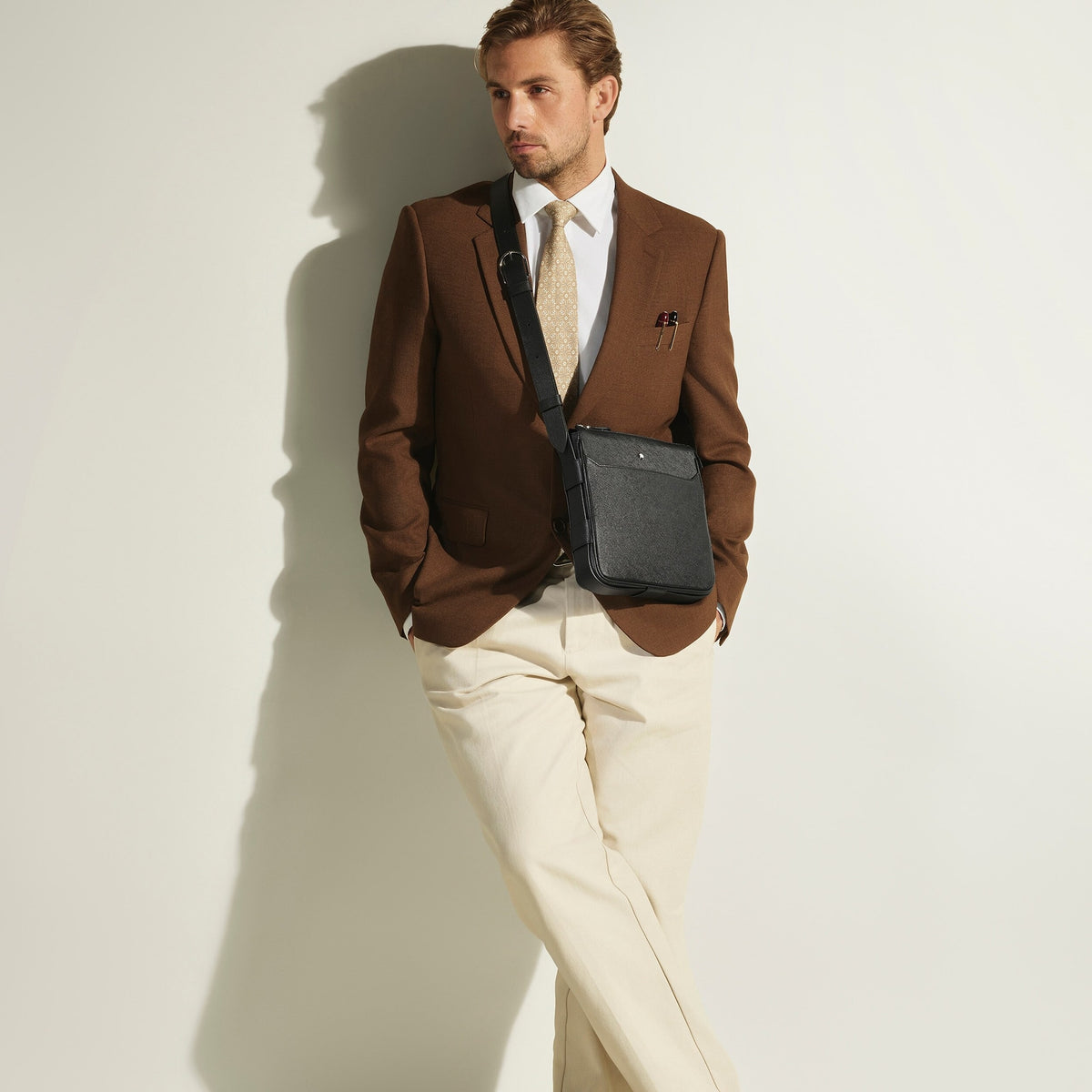 Montblanc Vertikale Messenger Bag aus Sartorial Leder – Schwarz – Ansicht 2