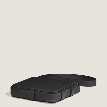 Montblanc Vertikale Messenger Bag aus Sartorial Leder – Schwarz – Ansicht 8