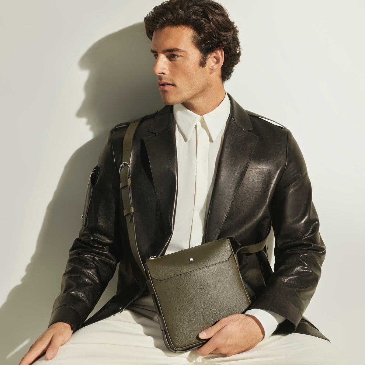 Montblanc Vertikale Messenger Bag aus Sartorial Leder – Khaki – Ansicht 2