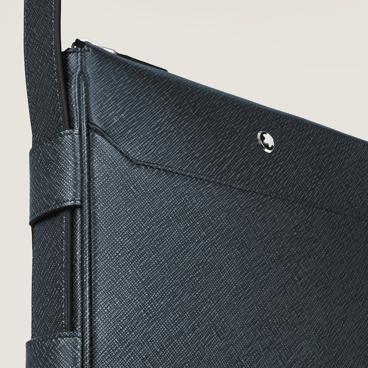 Montblanc Vertikale Messenger Bag aus Sartorial Leder – Twilight Blue – Ansicht 2
