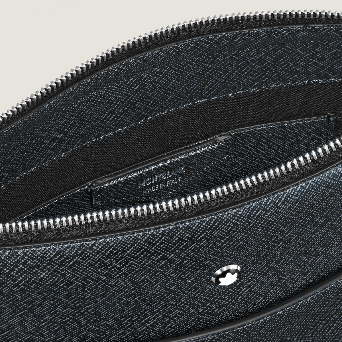 Montblanc Vertikale Messenger Bag aus Sartorial Leder – Twilight Blue – Ansicht 3