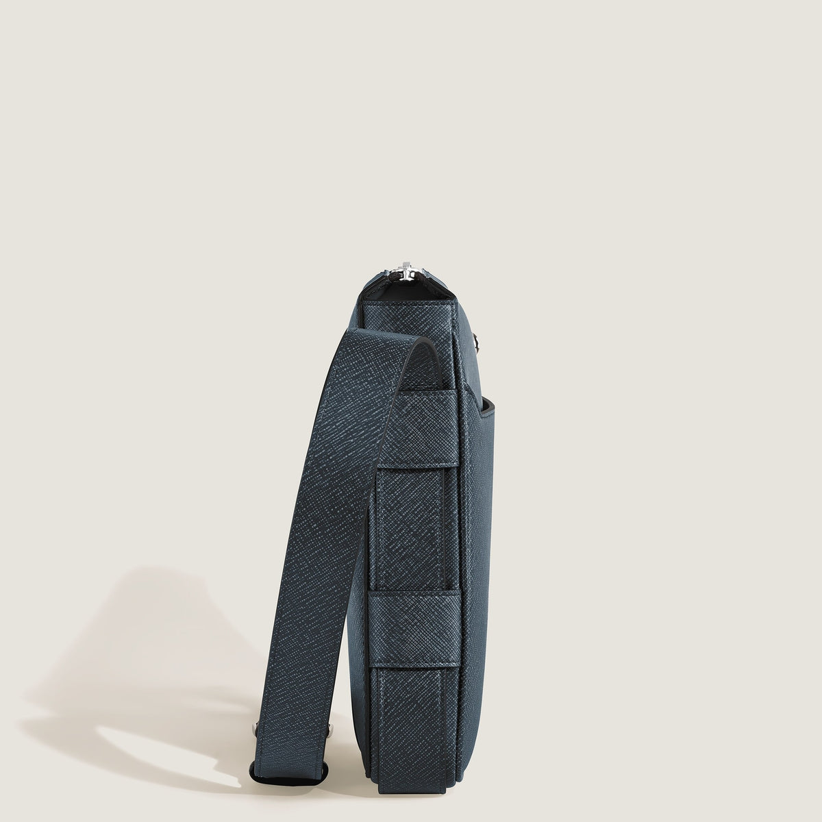 Montblanc Vertikale Messenger Bag aus Sartorial Leder – Twilight Blue – Ansicht 4