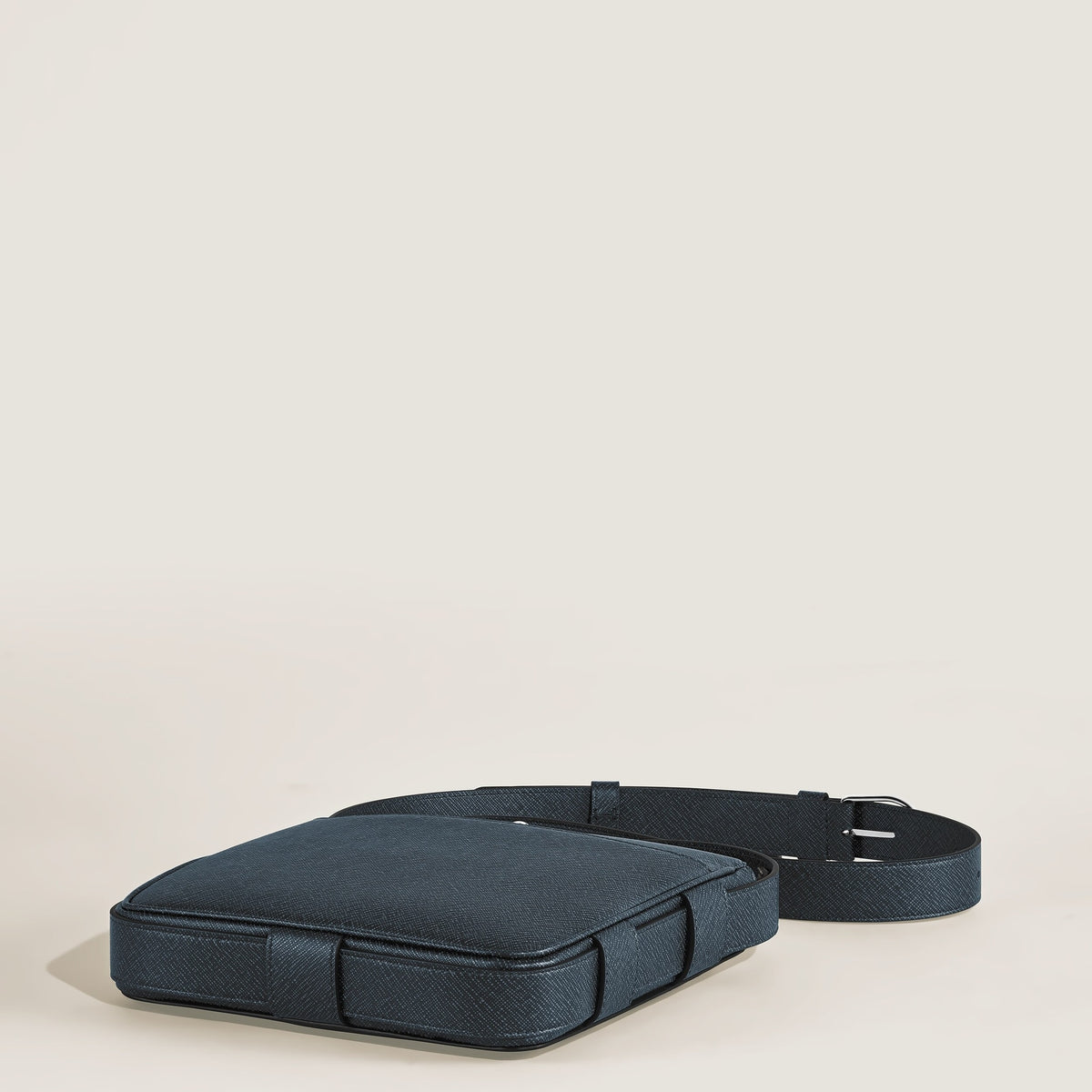 Montblanc Vertikale Messenger Bag aus Sartorial Leder – Twilight Blue – Ansicht 7