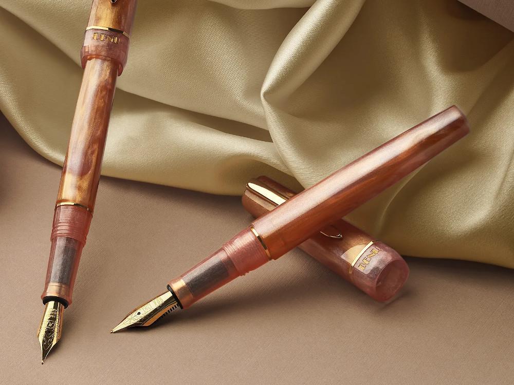 benu-haute-lustre-fountain-pen-resin-amber-11-2-3-6-0-detail-angled.jpg