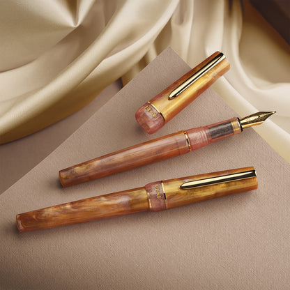 benu-haute-lustre-gt-fountain-pen-ambient-01.jpg