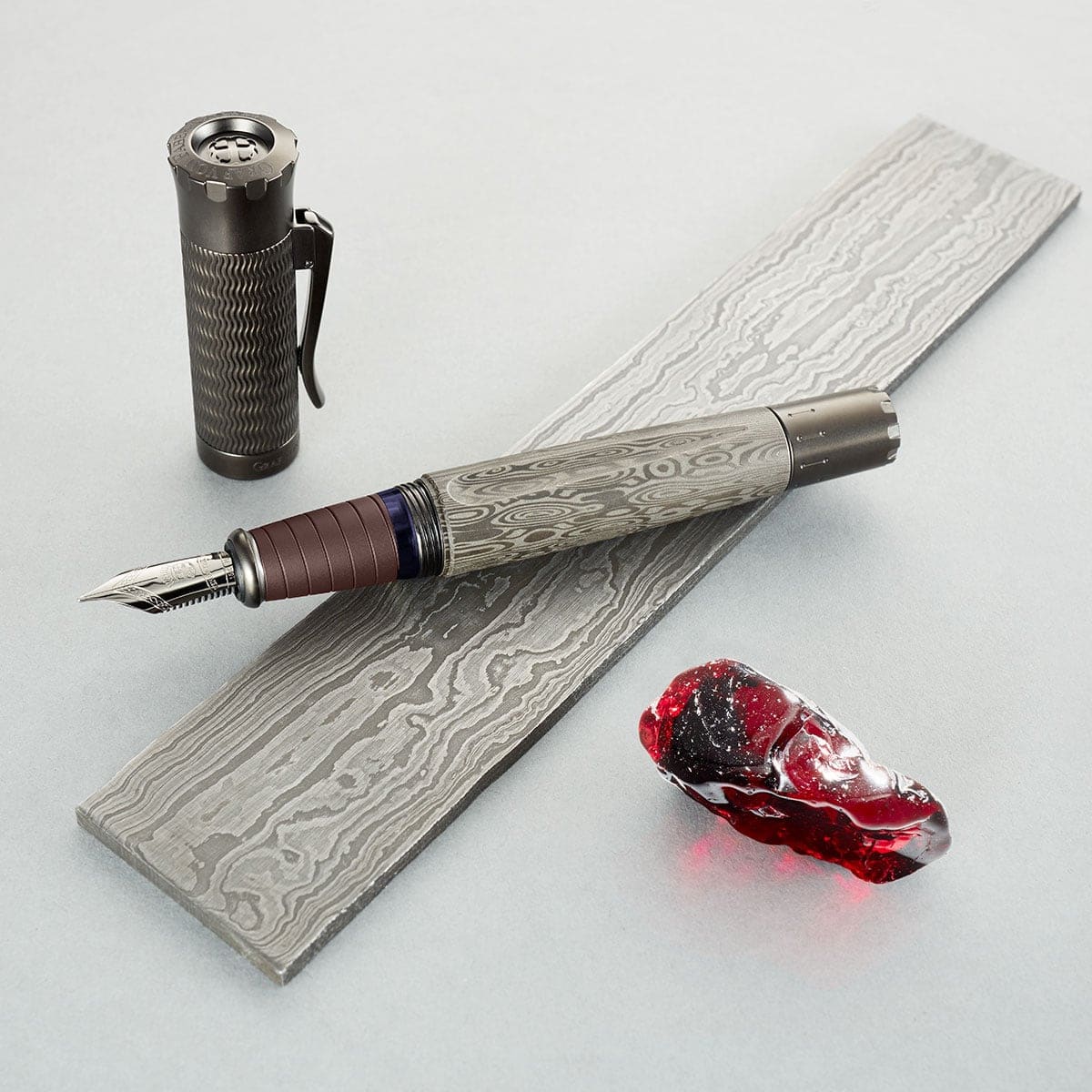 Graf von Faber-Castell, Fountain Pen, Pen of the Year 2021 - Knights, 18Kt, dark grey